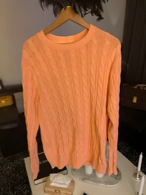 Stickad tröja - Stickad tröja i färgen orange. Nyskick