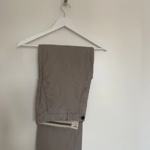 Chinos - Strl: W33 L32 Gott skick Färg: Grå/sand