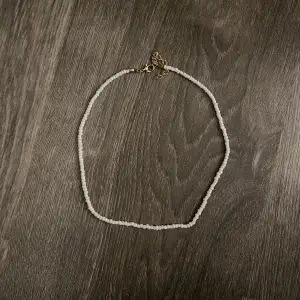 Nytt halsband. Imitation av stenar tror jag? Tror det är gjort av någon slags plast. Väldigt fräscht halsband som jag brukar bära på själv också (men inte denna då denna är ny och oanvänd). Längd som störst är ca 46.5cm och som minst är 41cm.