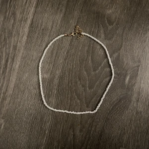 Halsband  - Nytt halsband. Imitation av stenar tror jag? Tror det är gjort av någon slags plast. Väldigt fräscht halsband som jag brukar bära på själv också (men inte denna då denna är ny och oanvänd). Längd som störst är ca 46.5cm och som minst är 41cm.
