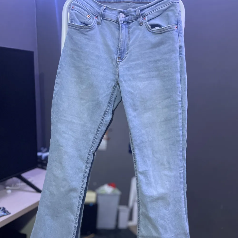 Ett par ljusblåa bootcut jeans från Gina Tricot i storlek 36 💙lite för korta för min smak, är 153 💕 har inte använt så många gånger . Jeans & Byxor.