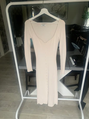 Ribbad klänning  - Använd 1gång, tyvärr för stor 