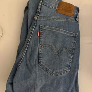 levis jeans i modell mile high, storlek 25, är i fint skick, knappt använda!