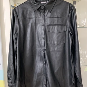 Skinnskjorta  - Underbar skjorta i läderimitation från Fransa. Så mjuk och skön! Nyskick. 