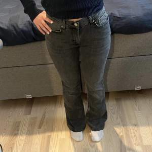 Ett par lowaist bootcut jeans från ginatricot. Knappt använda.   Skriv för fler bilder och mått!! 