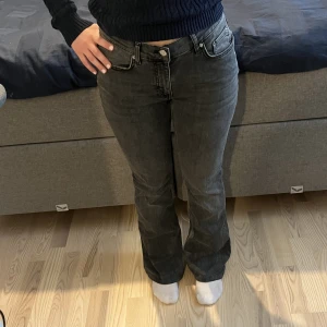 jeans  - Ett par lowaist bootcut jeans från ginatricot. Knappt använda.   Skriv för fler bilder och mått!! 
