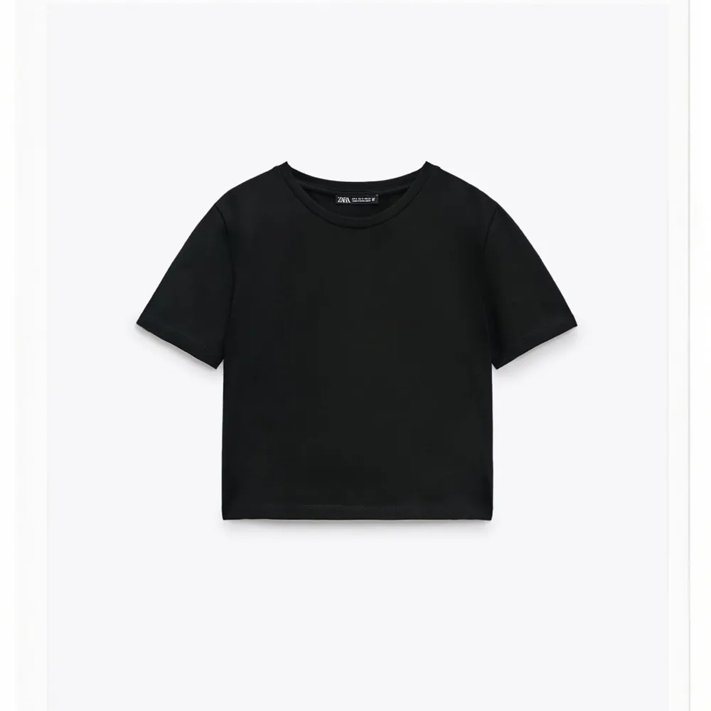 Croppad svart tshirt! Endast använd en gång🖤skriv för fler bilder. Slutsåld. T-shirts.