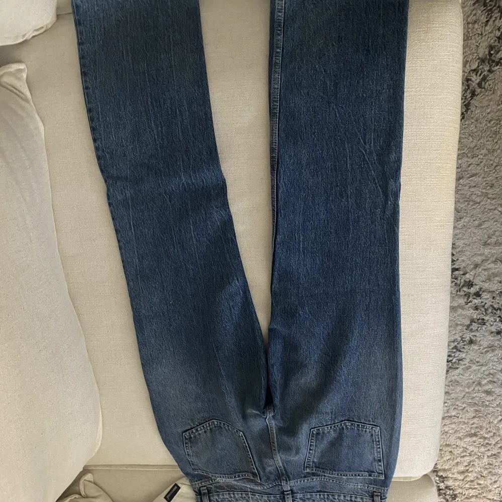 Raka mörkblå jeans. HELT oanvända då jag köpte fel storlek. Storlek 38 men är som 36. Nypris 400kr, säljer för 250kr.. Jeans & Byxor.