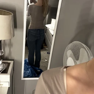 Tunn långärmad  -  En beige långärmad tröja från Gina Tricot. 