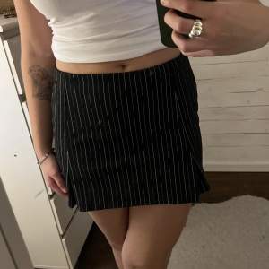 Säljer min oanvända miniskirt jag köpt på second hand. Den är randig och har resor upptill. Den är helt ny då jag aldrig använt den och prislappen var kvar när jag köpte den. 