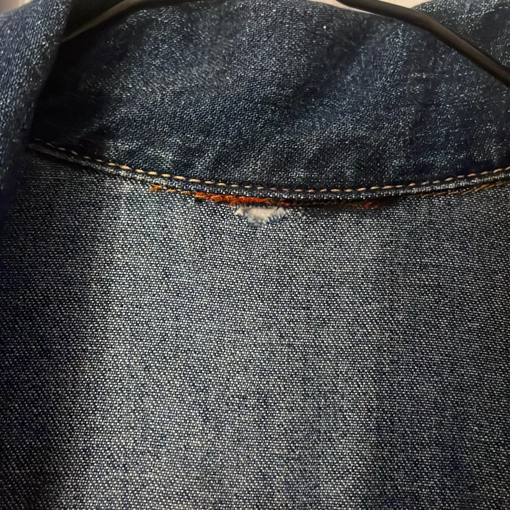 Säljer en blå gammal jeansjacka ifrån diesel, då lappen är borttagen ser jag inte vilken strl, men skulle gissa på xs/s.  Eftersom lappen är borttagen har de blivit ett litet litet hål i nacken (se sista bilden) 💓. Jackor.
