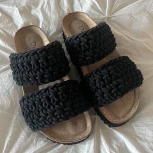 Duffys - Säljer mina svarta duffys då de är för små för mig! Dom är i mycket bra skick, endast använda två ggr! Storlek 37. Köpta för 599 kr, säljer för 300 kr.