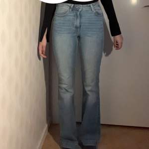 Säljer mina fina helt oanvända jeans från nelly med märket JDY. De passar både S och XS och är perfekt längd för mig som är 163