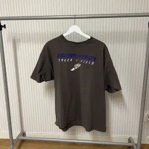 Rockford Lutheran vintage t shirt Storlek: XL  Färg: mörkgrå Skick:9/10 