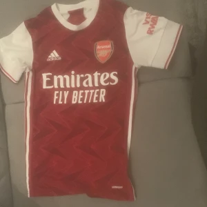 Fotbollströja Arsenal  - Arsenals hemma tröja under säsongen 22/23 för 