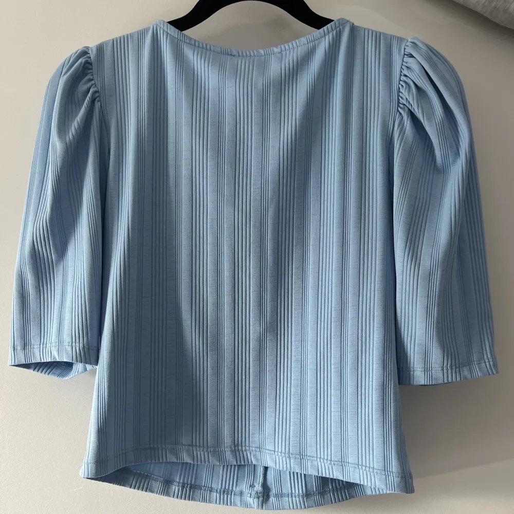 En söt blå topp ifrån Stradivarius i storlek L, passar för de som har storlek M🩵💙 Säljs för att den inte kommer till användning mer! . Yläosat.