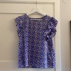 Jättefin blus!  - Säljer den här jättefina blommiga blusen köpt i Spanien. Knappt använd och därmed i fint skick. Säljer eftersom att den är för liten. Skriv vid andra eventuella frågor eller funderingar. 😊 Köparen står för frakten! 