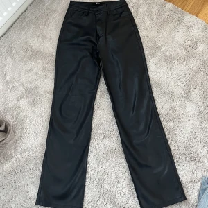 Skinnbyxor Bikbok  - Säljer dessa superfina skinnbyxorna från Bikbok då dem är förstora aldrig anvönda så är i super fint skick 