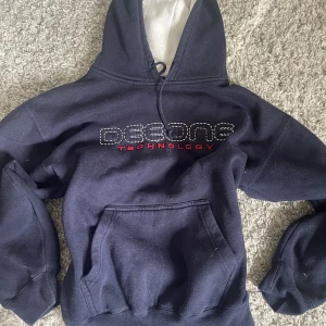 Marinblå hoddie med vintage vibe - Fin marinblå hoodie.  Säljer pga för kort i armarna. Jag har vanligtvis S  