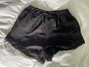 Fina svarta shorts - Jag har använt dessa som strandshorts över bikini eftersom de är tyg som syns igenom. Väldigt snygga och sköna. Frakt tillkommer, det går även att mötas upp i Uppsala❤️