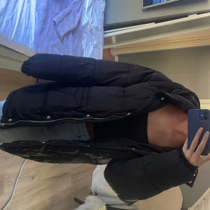 Lång jacka!! - En varm och lång jacka från bikbok (finns inte kvar) i storlek xs. lite större i modellen, midjan är justerbar med knytband, även luvan och längs ner, rymliga fickor, dragkjedja och knappar. Använd en vinter. Köpt för 899 kr. ☃️❄️