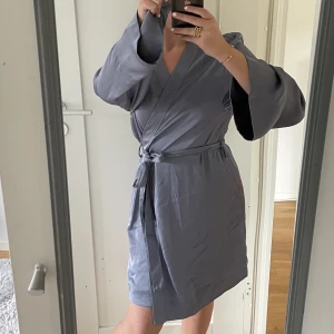 Pyjamas / fin morgonrock  - Så fin blå satin ”morgonrock” i storlek M/L! Säljer då jag aldrig använder den:) 