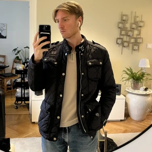 Limited Edition Morris Jacka - Köpte denna för längesen limited edition 3500kr. Quiltad, paisley mönster på insidan. Finns ej någonstans. Storlek M