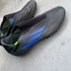 Fotbolls skor - Fotbolls skorna är i super fint skick och använda 3 gånger. Använder de inte längre för att de är för små iför mig.