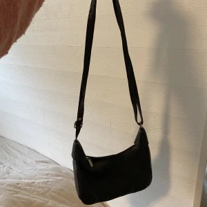 Axelremsväska - Axelremsväska svart