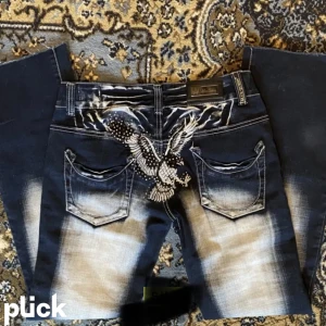 Blue Queen byxor - Säljer ett par fina blue Queen byxor som är crazy ge liknande❤️