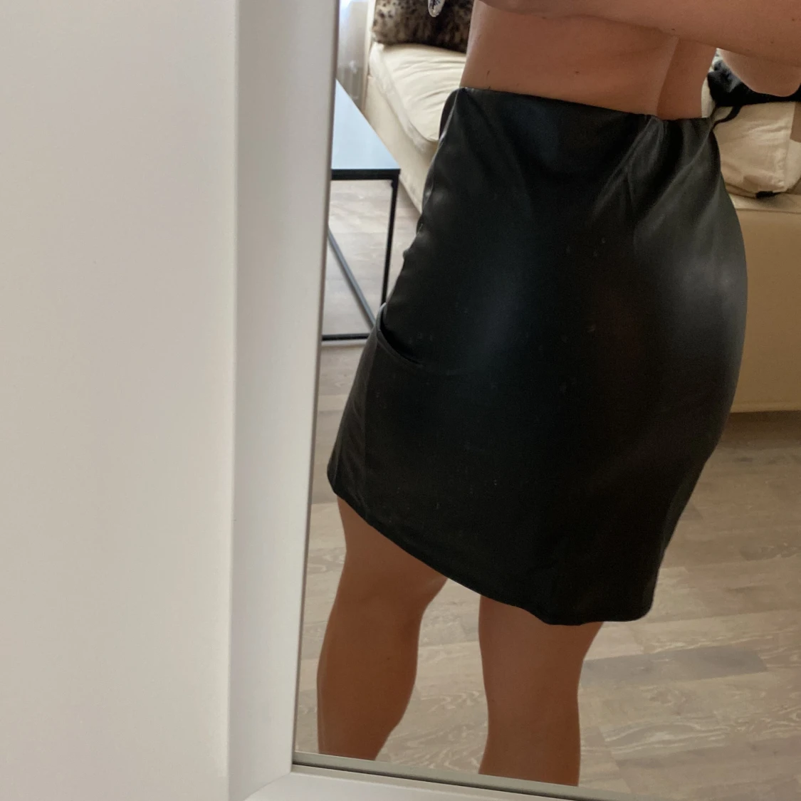 Mini kjol läder imitation med slits - 90