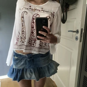 Blus  - Otroligt fin blus med broderat paisley mönster!❤️