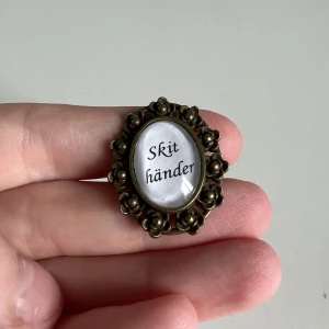 ”Skit händer” justerbar ring - 150 kr