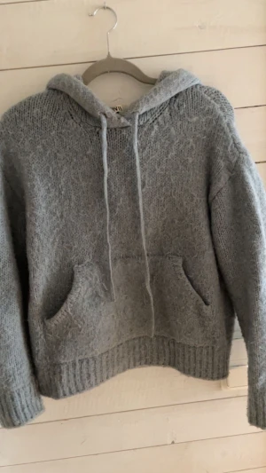 Stickad tröja  - Stickad tröja från Zara i storlek S, passar perfekt nu till hösten🤩.skriv privat för fler bilder. Tröjan är ganska nopprig och där av priset! Köp direkt för 350kr