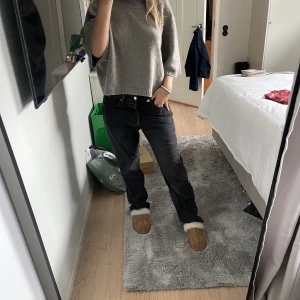 Levis 501 lågmidjade - Lågmidjade 501 i den perfekta raka modellen, perfekt för vardag men kan även kläs upp. Jag är en st 38 och ibland 40 och dessa sitter perfekt på mig.  svart denim färg 32/30 nyköpta från levis butik. Andvänt 2-3 gånger 