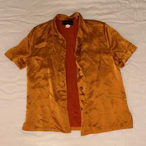 Orange vintage kortärmad skjorta i glansigt tyg av siden och viscose . Storlek M. 🔶🔸🟠🔸🔶