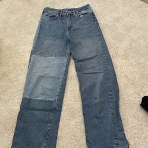Blå jeans!  - Dom är högmidjade och har två ljus blåa tyg lappar på sig ( jag köpte dom från H&M så).(porto tillkommer)