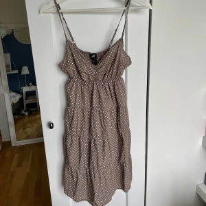 Klänning - Säljer denna bruna flowiga klänningen💗 Strl 38 men passar lika bra på någon med Strl 34.