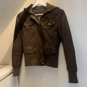 Brun Jacka - Brun jacka som tyvärr inte har någon lapp så vet inte exakt storlek, material eller märke. Den är dock mjuk och härlig och riktigt cool tycker jag!