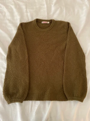 Mörkgrön stickadtröja  - Mörkgrön tröja från indiska🤍 Tröjan är super mysig och perfekt nu till hösten och vintern🫶🏻 I bra skick! Skriv gärna till mig innan ni trycker på köp nu(: