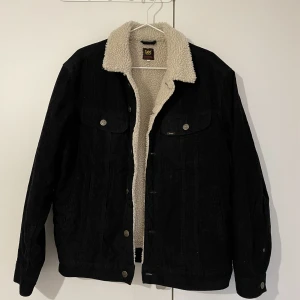 Lee jacka - Perfekt jacka inför hösten! OANVÄND. Säljer åt killen i brist om plats. Storlek M. Nypris: ca 1200kr