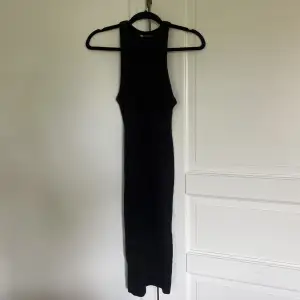 svart vardaglig klänning, sitter tajt på kroppen 
