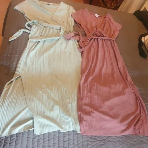 Långa sommarklänningar - Långa sköna sommarklänningar.  Finare färger irl. Ljusgrön och Lite mörkare rosa. Stl Small men passar en mindre Medium