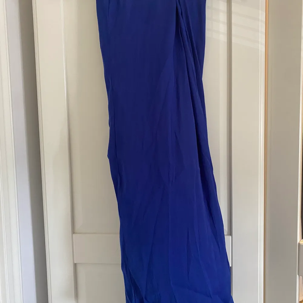 Blå byxor och blus i storlek small, slutsålda på Lindex, säljs som set. Första bilden är lånad av Nicole Falciani under fashion week 2021 Priset inkluderar frakt. Blusar.