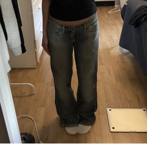 Lågmidjade jeans - Lågmidjade jeans. Lite baggy fit/bootcut. Midjemått: 77cm Innerbenslängd: 78cm