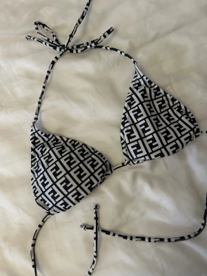 Fendi bikini  - Säljer mkn fendi bikini överdel som är i S/M passar bra då det går atg fixa till med band!  200kr överdel + underdelen gratis medföljer då råkat köpa fel den är M/L