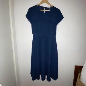 Klänning marinblå  - Klänning marinblå, märket: Mint&Berry. Aldrig använd. Lappen finns tom kvar. Mycket fin. Kan skickas. Köparen betalar då portot 