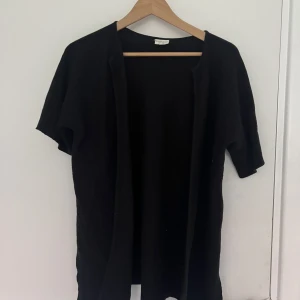 Svart kofta  - Kortärmad kofta som knappt är använd. 💓