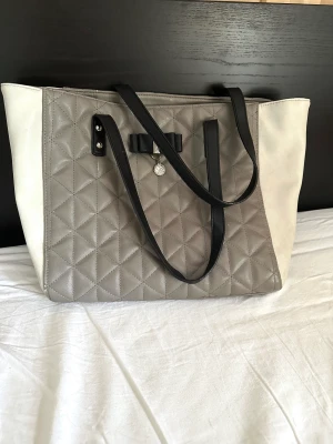 Väska - En handväska från Jessica Simpson, ganska säker på att det är köpt på tj maxx. Vad jag kan se säljs den inte längre. Lite sliten men fortfarande i bra skick. Pris kan diskuteras💕