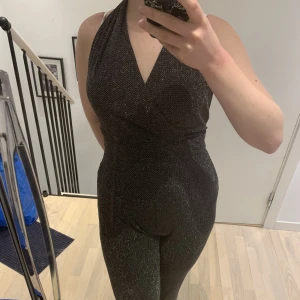 Glittrig partydress - Glittrig partydress som säljs då den aldrig används.  Storlek: S Pris: 70
